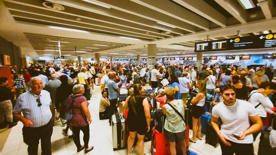 Тысячи людей застряли в аэропорту Пафоса из-за забастовки рабочих