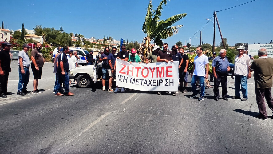 Фермеры Пафоса устроили протест из-за нехватки воды Фермеры Пафоса устроили протест из-за нехватки воды