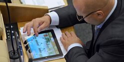 Кипрские чиновники получат халявные смартфоны, лэптопы и айпады