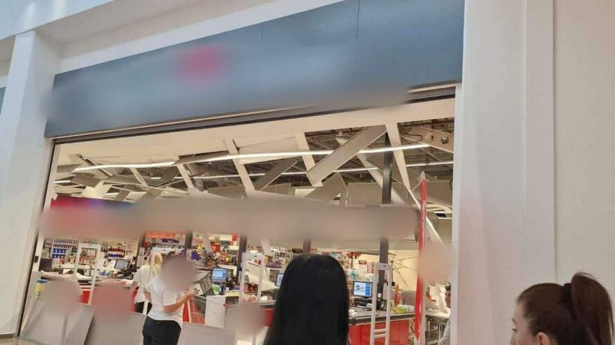 В торговом центре Пафоса средь бела дня обвалилась часть крыши В торговом центре Пафоса средь бела дня обвалилась часть крыши