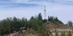 Мемориал кипрским солдатам, погибшим в Балканских войнах, и огромный белоснежный крест в Педуласе
