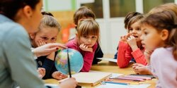 Школы Пафоса переполнены: детям не хватает мест, учебные заведения строят на кладбищенской земле
