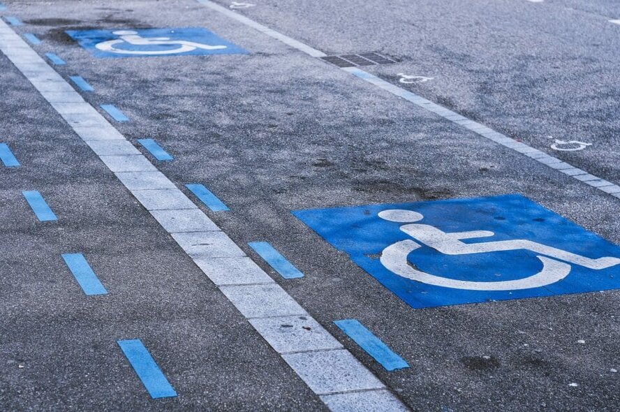 На Кипре обсуждается законопроект об увеличении штрафов за парковку на местах для инвалидов