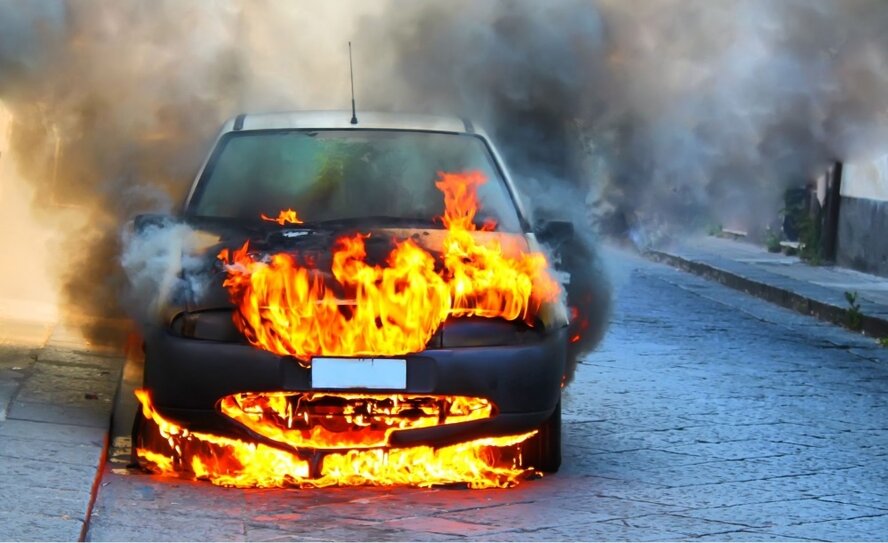 На Кипре в машине нашли взрывчатку, а еще две машины сгорели в огне