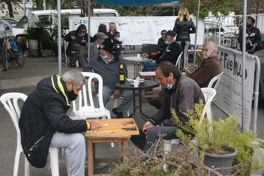 Рестораны и кафе Кипра назвали издевательством работу на открытом воздухе