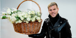 Во время матча «Арис» — «Анортосис» футболист Кокорин ходил по трибунам и дарил девушкам цветы