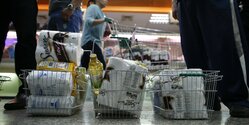 Эффект коронавируса: жители Кипра сметают с полок магазинов средства личной гигиены