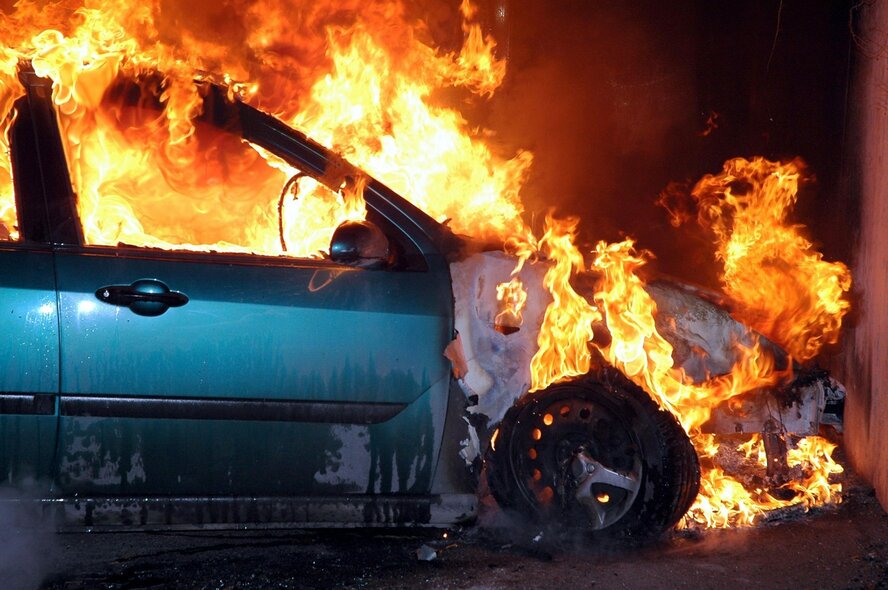 Этой ночью в Лимассоле сожгли автомобиль!