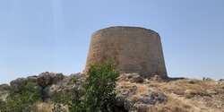 Башня Регины и самый большой прибрежный утес Кипра в Ксилофагу
