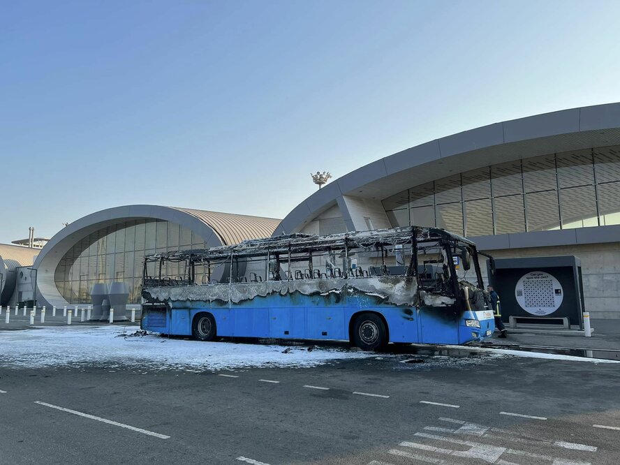 В порту Лимассола полностью выгорел пассажирский автобус