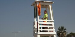 На пляжах Лимассола не хватает спасателей