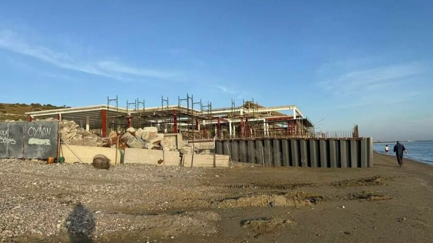 Здание ресторана на Курионе перегородило пляж, часть постройки находится в воде