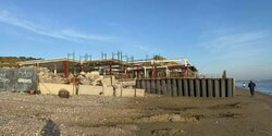 Здание ресторана на Курионе перегородило пляж, часть постройки находится в воде