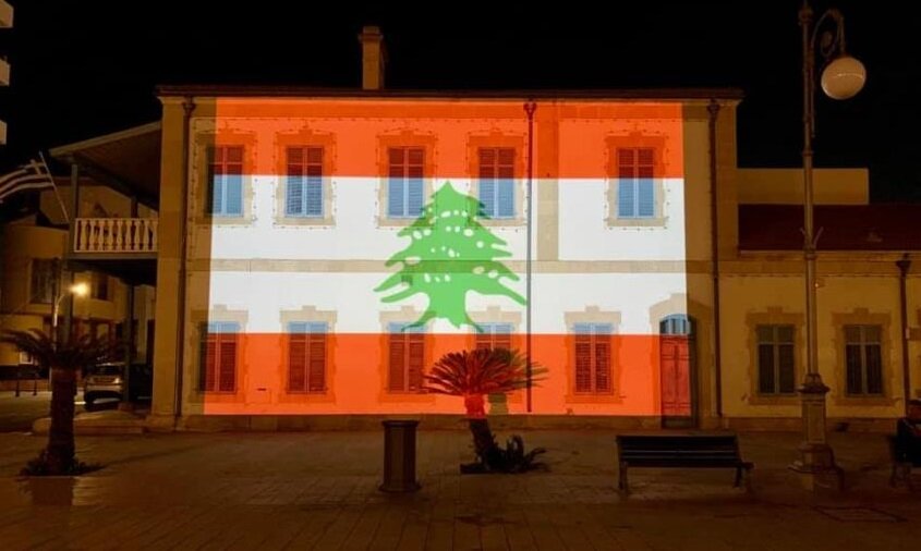 Муниципальную галерею Ларнаки подсветили в цвета флага Ливана