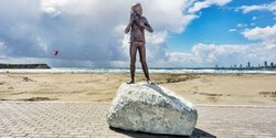 На пляже Лимассола появилась новая скульптура Йоты Иоанниду «Ракушка»