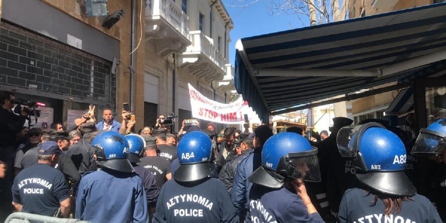 Протестанты у КПП Лидра окружили полицию Кипра и ТРСК