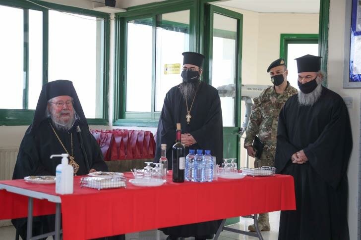 Кипрский архиепископ принес нацгвардейцам подарки, вспомнил юность и послушал колядки