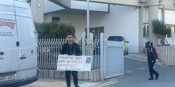 Россиянин проводит бессрочный одиночный пикет у здания суда Лимассола