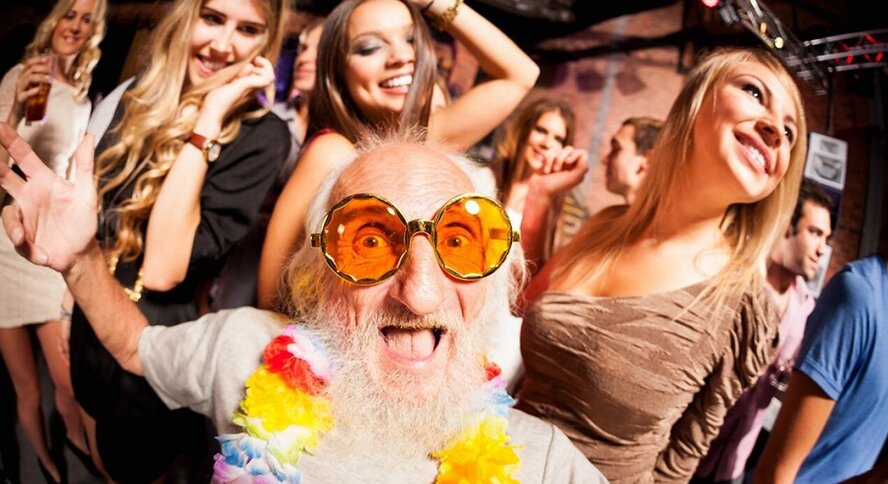 В Лимассоле больной бизнесмен устроил вечеринку для старичков