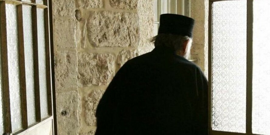 Кипрский священник скинул неприличные фото несовершеннолетней гречанке