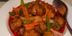 Аппетитная курица в ароматном кисло-сладком соусе — вкусное блюдо китайской кухни на Кипре!