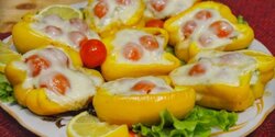 Полезная кухня Кипра. Сочный и сладкий перец под сырной корочкой, фаршированный нежным куриным филе с чесноком и помидорками черри