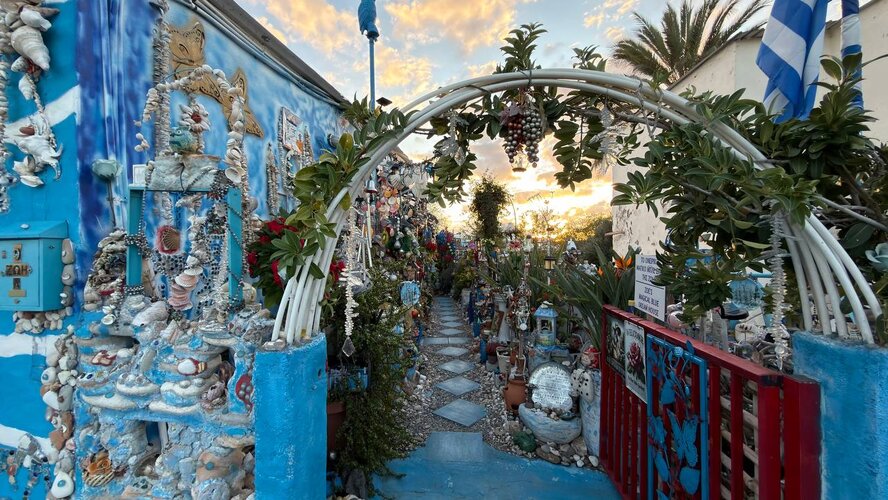 Голубой дом с ракушками в Пафосе