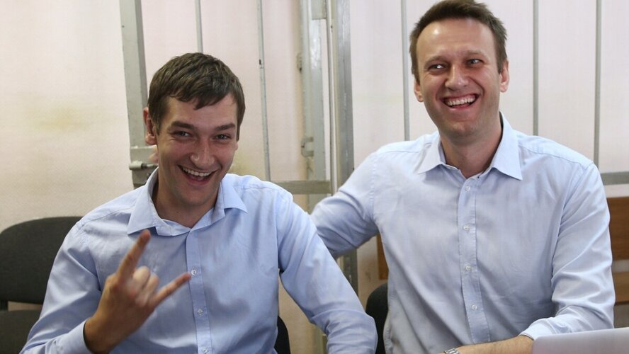Условно осужденный брат Навального скрывается на Кипре