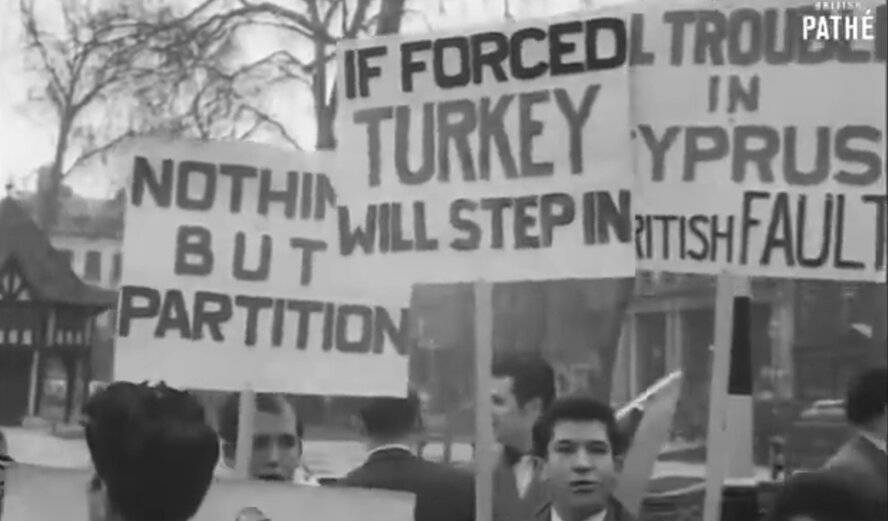 Турко-киприоты маршируют по Лондону в 1958 году, требуя раздела Кипра.