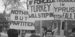 Турко-киприоты маршируют по Лондону в 1958 году, требуя раздела Кипра.