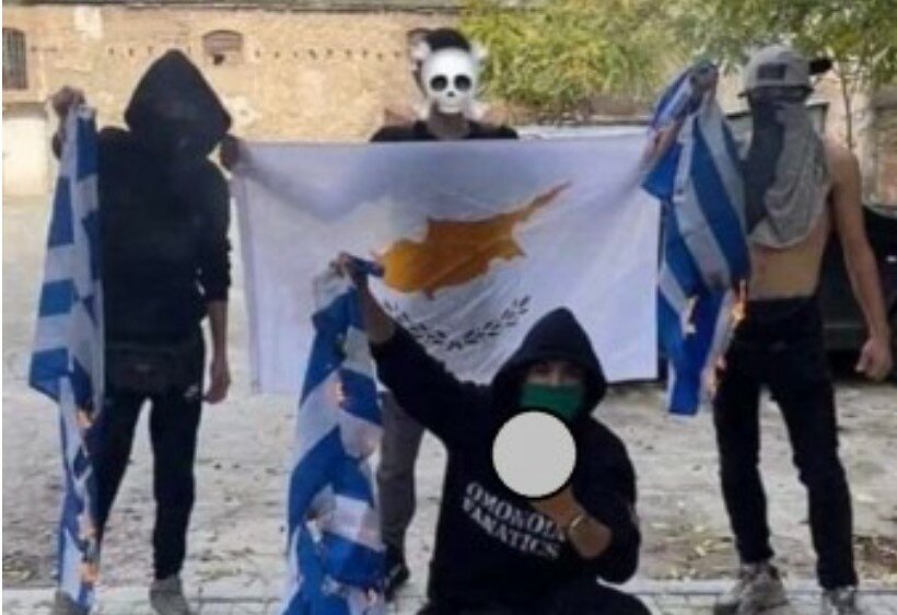 Хулиганы Омонии демонстративно сожгли флаги Греции