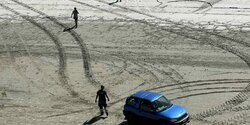 Из Солёного озера Ларнаки достали застрявшие машины