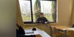 На Кипре ученику пришлось заниматься через окно из-за отсутствия теста на ковид