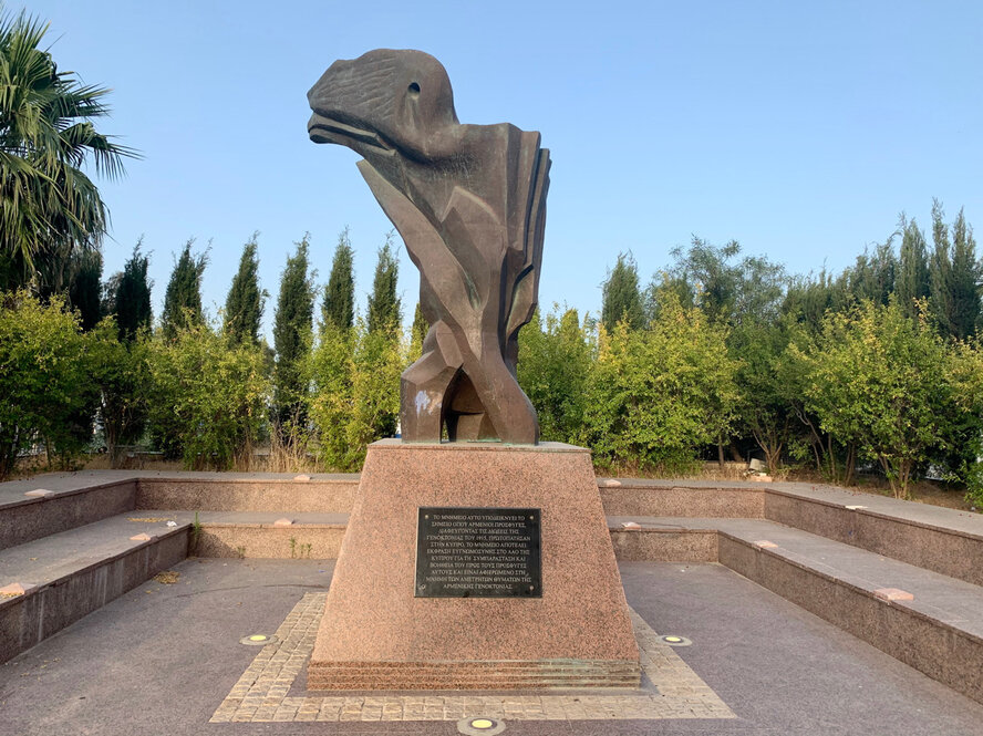 Этот памятник в Ларнаке посвящен жертвам армянского геноцида