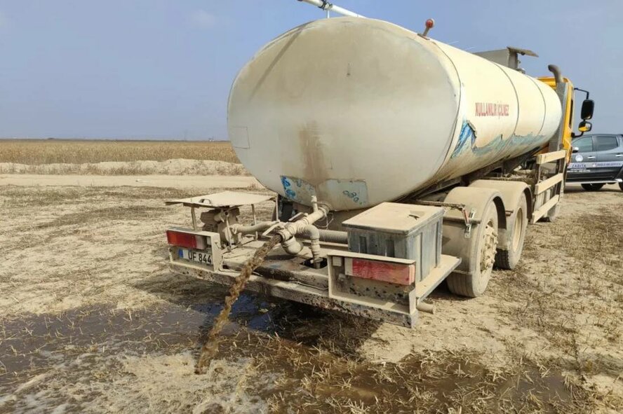 На Кипре цистерны с канализационными водами сливали свое содержимое на обочину дороги На Кипре цистерны с канализационными водами сливали свое содержимое на обочину дороги