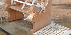 В Лимассоле установили мемориальную скамейку в память о жертвах кипрского маньяка