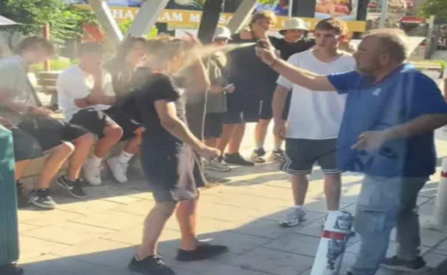 В Лимассоле водитель автобуса брызнул перцовым баллончиком в лицо подростку В Лимассоле водитель автобуса брызнул перцовым баллончиком в лицо подростку