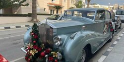 В Пафосе Санта-Клаус приехал поздравить детей на ретро машине