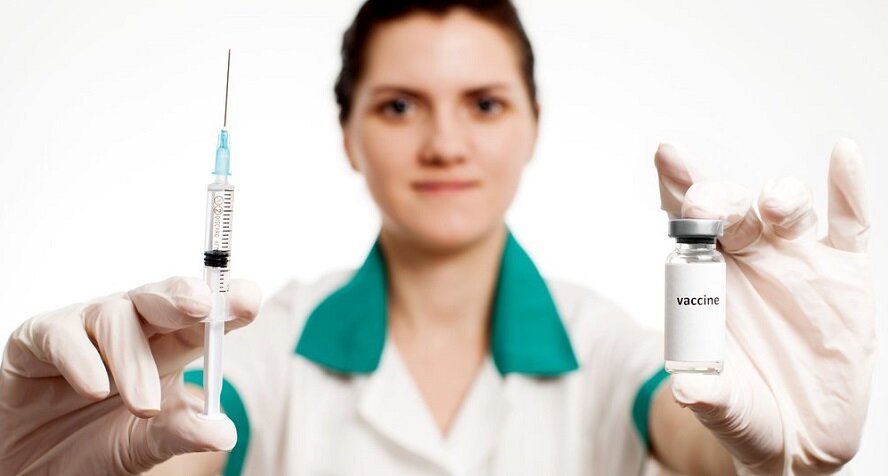Вакцину AstraZeneca вновь критикуют за побочку, но Кипр не откажется от уколов