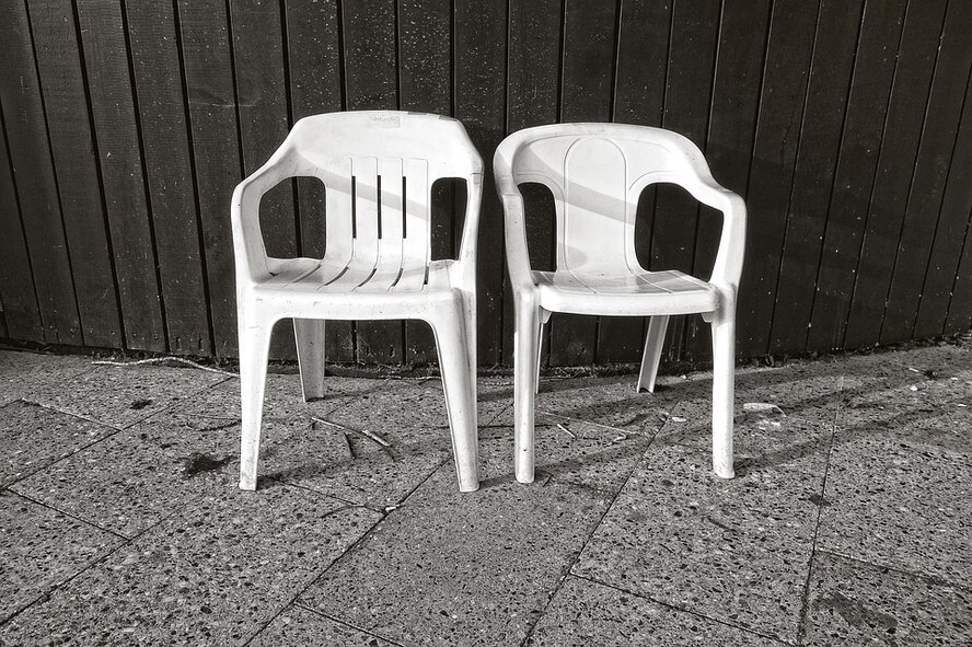 На Кипре запретят пластиковые стулья в ресторанах
