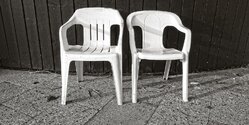 На Кипре запретят пластиковые стулья в ресторанах 