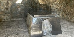 Могила Макариоса III в Троодосе на Кипре