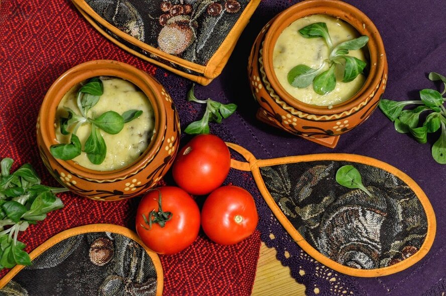Вкуснейшие рецепты Кипра. Аппетитные горшочки из духовки — кольца кальмаров с шампиньонами и красным луком