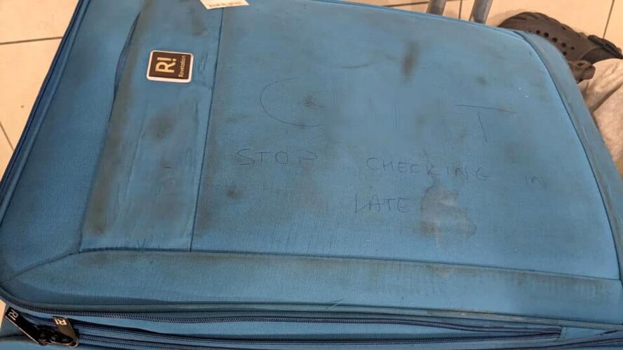 Киприоту прилетевшему из Великобритании написали оскорбления на чемодане