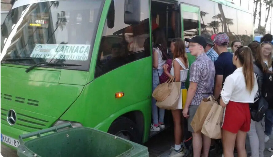 Пассажиры Айя-Напы дерутся за места в автобусах