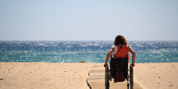 На пляже Lady's mile установили съезд в море для инвалидов