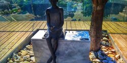 Бронзовая скульптура девочки с воробьем в Пафосе