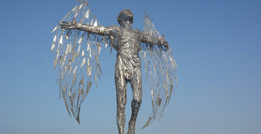 На набережной Айя-Напы установили скульптуру Икара
