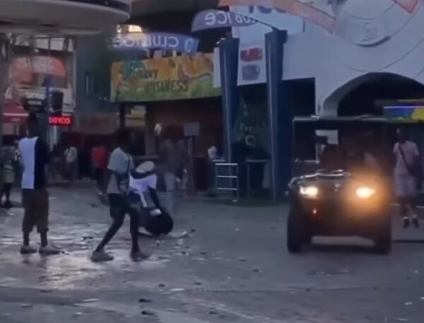 Пьяные беженцы на центральной площади Айя-Напы нападают на туристов