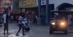 Пьяные беженцы на центральной площади Айя-Напы нападают на туристов